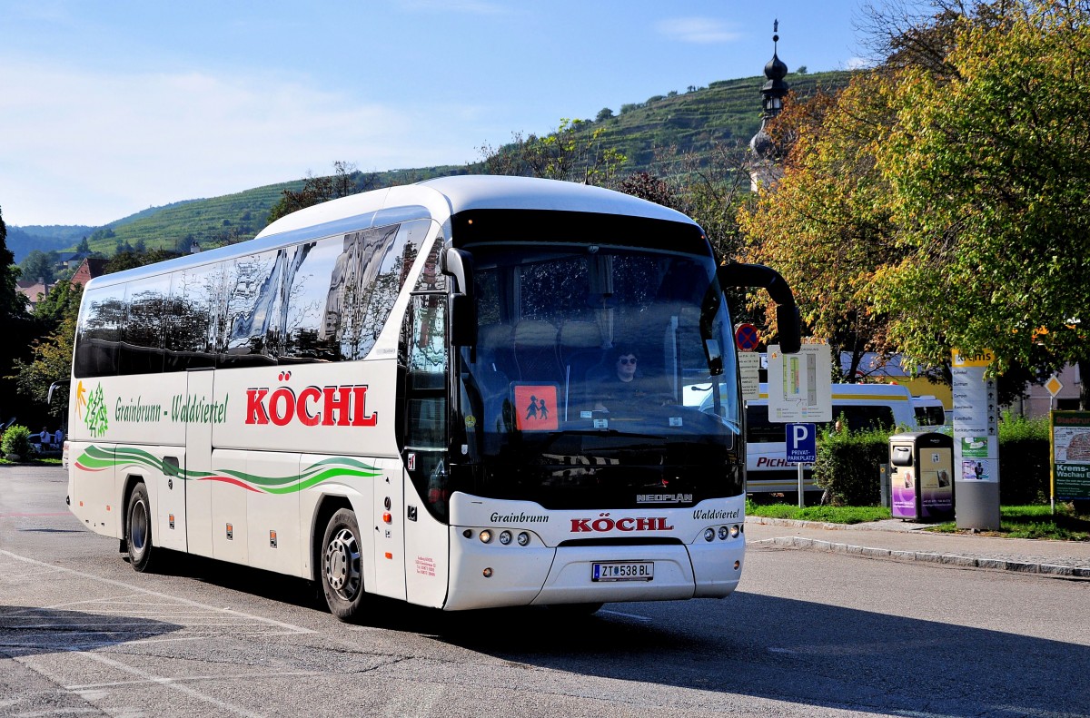 Neoplan Tourliner von Kchl Reisen aus Niedersterreich am 18.9.2014 in Krems gesehen.