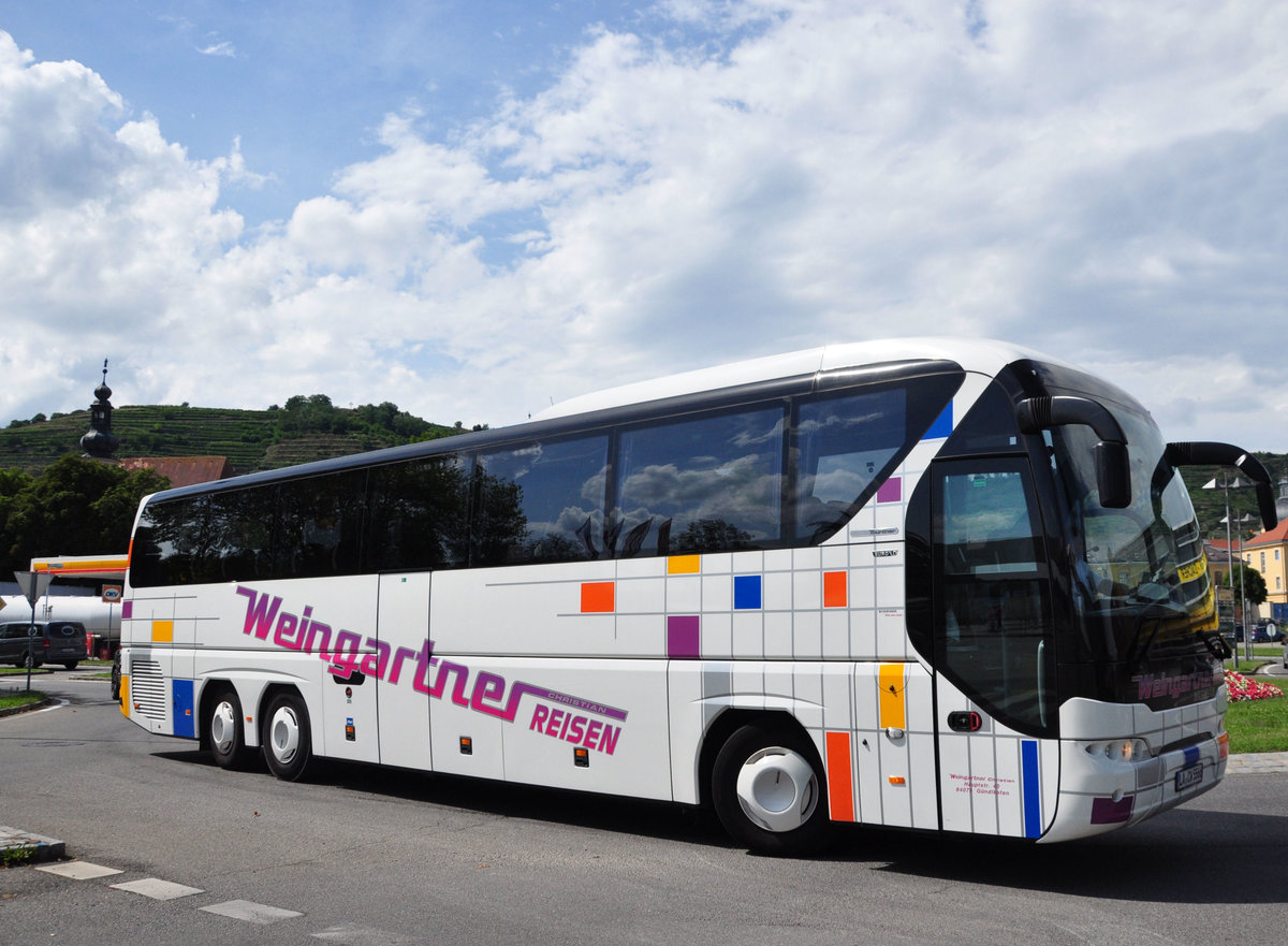 Neoplan Tourliner von Weingartner Reisen aus der BRD in Krems unterwegs.