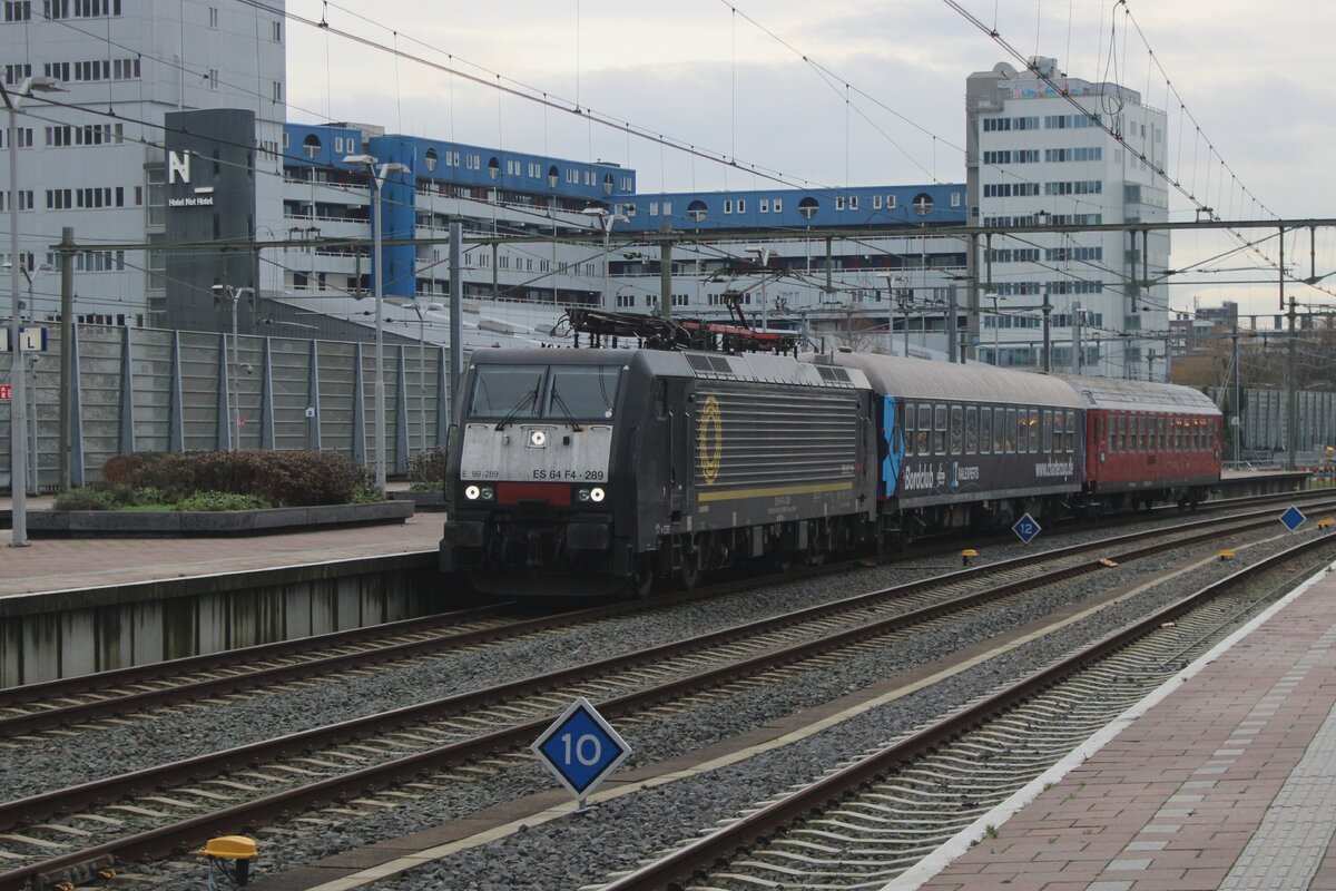 NIAG 189 289 treft mit ein Sonderzug nach Maasvlakte West (tatsachlich am Bahnhof bei die Reisezüge angekundigt, obwohl Maasvlakte west ein Rangierbahnhof ist) am 4 Jänner 2024 in Rotterdam Centraal ein.