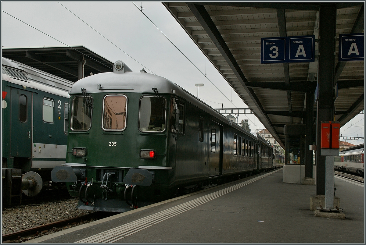 Nicht ganz stilecht, aber passend: der ex SBB BDT erg�nzt den MThB ABDe 4/4 zum Pendelzug.
Locarno, den 15. Sept. 2013