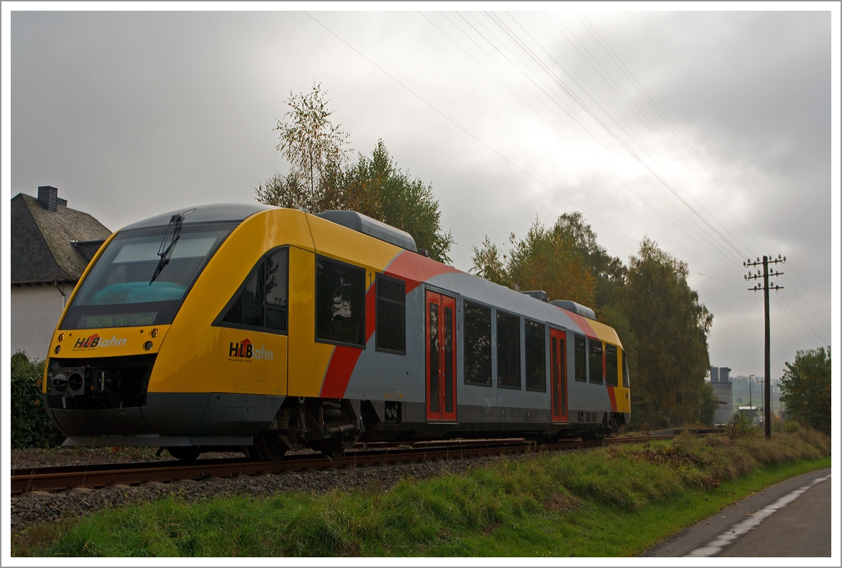 Nicht mehr im vectus-Outfit (grn-wei), sondern schon im HLB-Outfit.....

Der Alstom Coradia LINT 27 - VT 208 ABp (95 80 0640 108-6 D-HLB) der HLB Hessenbahn, ist am 15.10.2013 vom Bahnhof Unnau-Korb in Richtung Au/Sieg losgefahren.

Er fhrt als RB 28  Oberwesterwaldbahn   die Verbindung Limburg /Lahn - Hadamar – Westerburg – Hachenburg - Altenkirchen - Au (Sieg) auf der KBS 461 - Oberwesterwaldbahn .