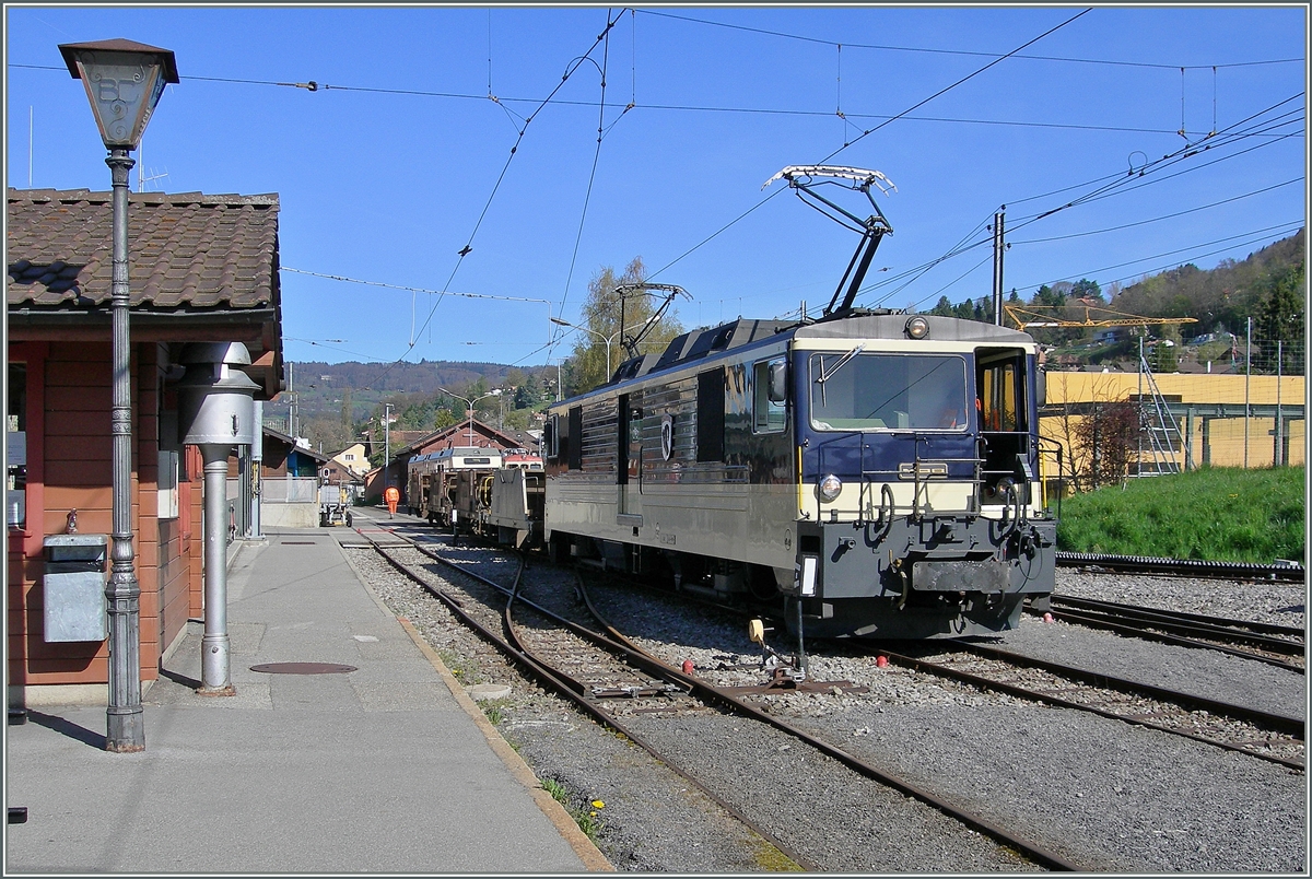 Nicht viel besser als die Ae 3/6 III in Aigle stand am 10. April 2014 ein MOB Schotter mit der GDe 4/4 6004  Interlaken  in Blonay.
