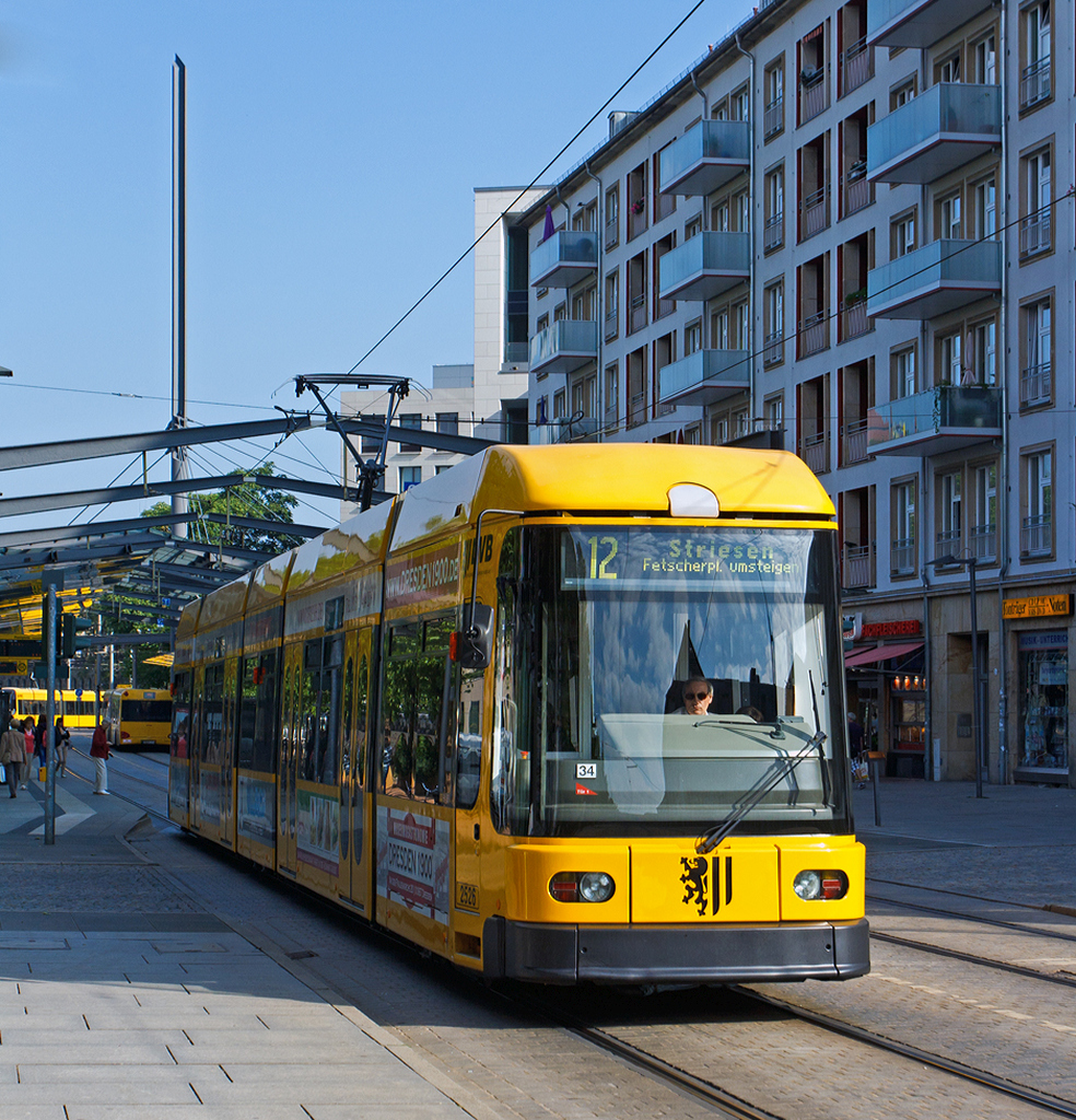 Niederflurgelenktriebwagen 2526 der Dresdner Verkehrsbetriebe AG (DVB) fhrt am 27.08.2013 als Linie 12  vom Postplatz in Dresden weiter in Richtung Striesen.
 
Der Treibwagen vom Typ NGT D 6 DD - ER (Niederflurgelenktriebwagen, Drehgestell, 6 Achsen, Typ Dresden, Einrichtungswagen bzw. fr eine Fahrtrichtung) wurde 1997 von DWA in Bautzen gebaut.
 
Technische Daten: 
Spurweite: 1.435 mm
Fahrzeuglnge:  30.280 mm
Fahrzeugbreite:  2.300 mm
Anzahl der Achsen: 6
Anzahl angetriebene Achsen: 4
Anzahl der Fahrzeugteile:  5
Leergewicht:  33,4 t 
Sitzpltze / Stehpltze: 88 / 96
Hchstgeschwindigkeit : 70 km/h
Motorisierung:  4 x 95 kW = 380 kW
Antriebsart: Drehstrommotor bipolar Transistorwechselrichter wassergekhlt 
Fahrzeuganzahl bei der DVB: 60