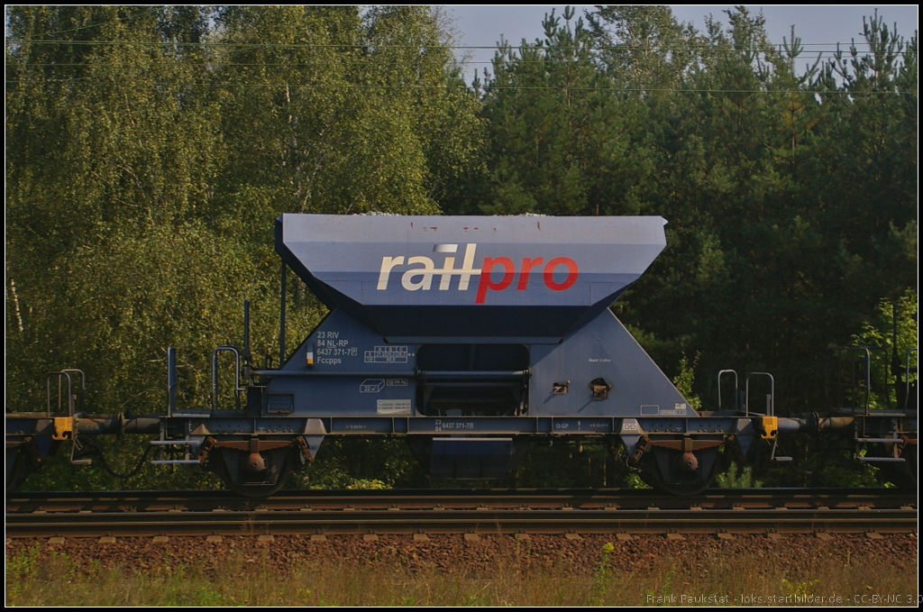 NL-RP 23 84 6437 371-7 Fccpps ist ein offener zweiachsiger Schüttgutwagen, dessen Entladung dosierbar ist.  Dieser Wagen war am 16.09.2014 in einem Zug eingereiht der durch die Wuhlheide fuhr