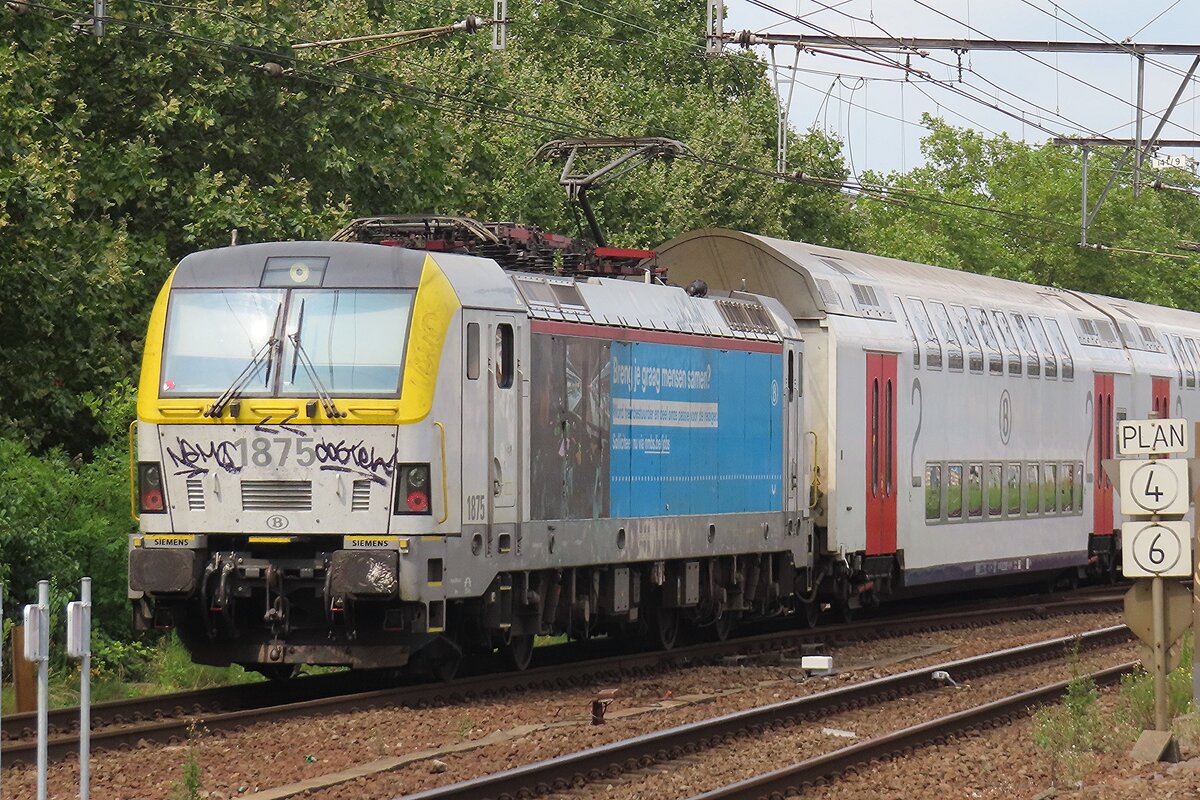 NMBS 1875 schiebt am 18 Augustus 2024 einer IC aus Oostende durch Antwerpen-berchem.