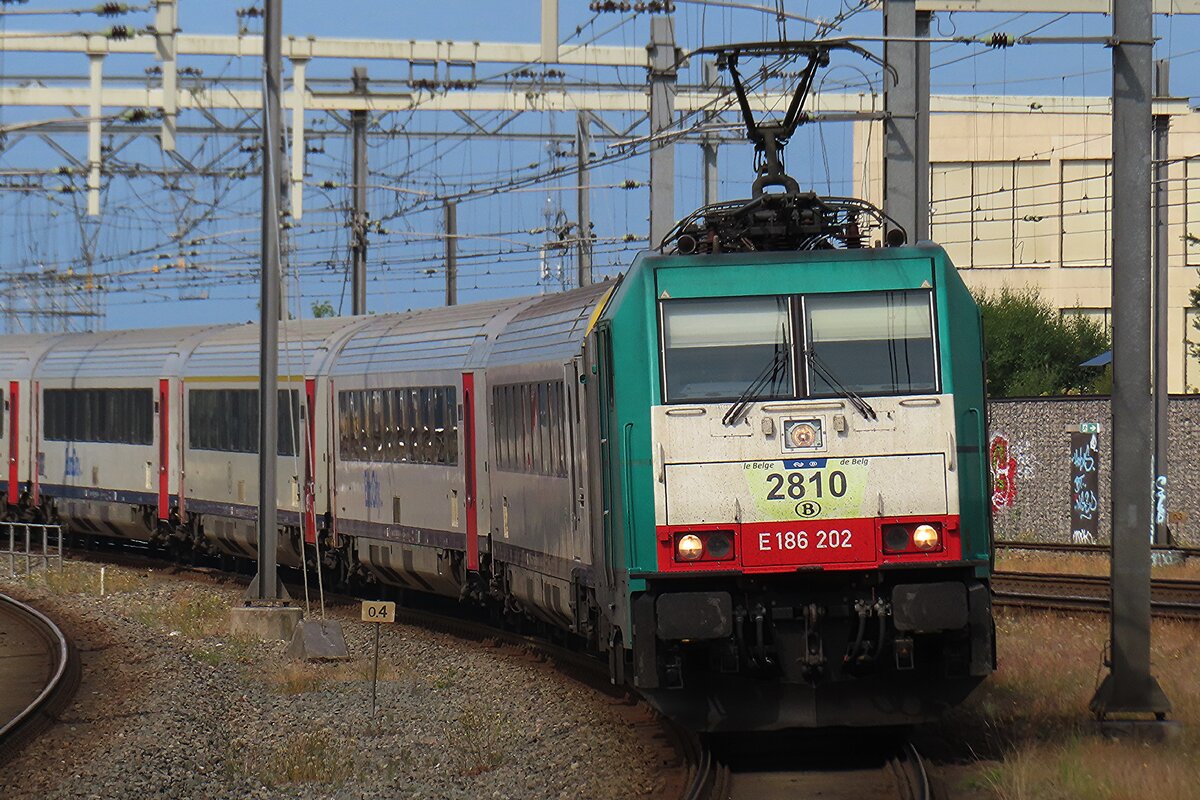 NMBS 2810 treft mit ein  EuroCity   aus Rotterdam nach Bruxelles-Midi am 11 Juni 2025 in Breda ein.