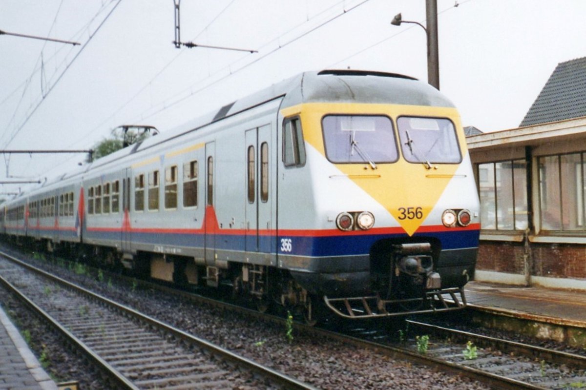 NMBS 356 steht am 18 Juli 1999 in Merekbeke.