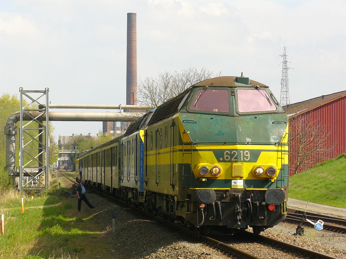 NMBS Diesellok 6219 und 6253 mit M2-Wagen. Sonderfahrt Museumsverein PFT/TSP. Langerbrugge 05-04-2014. 

NMBS diesellocomotieven 6219 en 6253 met M2-rijtuigen gefotografeerd tijdens rondrit van de TSP  Hulde aan de reeks 62 . Langerbrugge 05-04-2014.