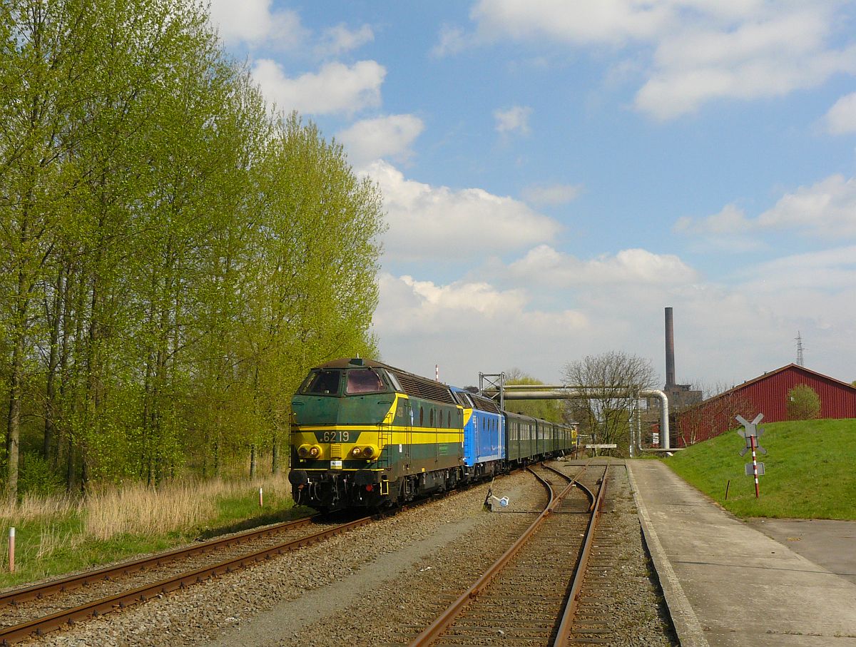 NMBS Diesellok 6219 und 6253 mit M2-Wagen. Sonderfahrt Museumsverein PFT/TSP. Langerbrugge 05-04-2014. 

NMBS diesellocomotieven 6219 en 6253 met M2-rijtuigen gefotografeerd tijdens rondrit van de TSP  Hulde aan de reeks 62 . Langerbrugge 05-04-2014.