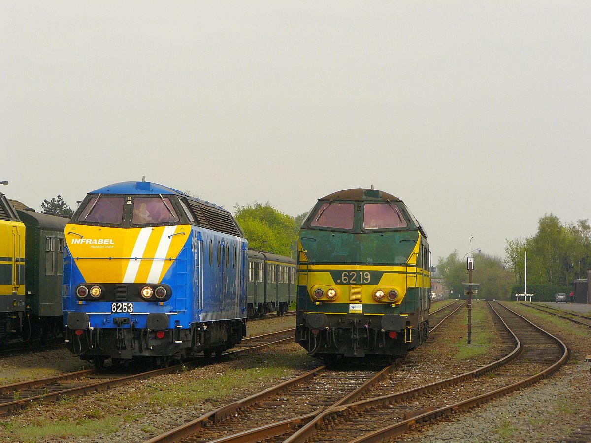 NMBS Diesellok 6219 und 6253. Sonderfahrt Museumsverein PFT/TSP. Zelzate, Belgien 05-04-2014. 

NMBS diesellocomotieven 6219 en 6253 tijdens rondrit van de TSP  Hulde aan de reeks 62 . Zelzate 05-04-2014. 