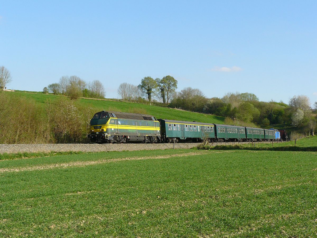 NMBS Diesellok 6219 mit M2 Wagen. Tunnel bei Louise-Marie 05-04-2014.

NMBS diesellocomotief 6219 met M2 rijtuigen gefotografeerd tijdens rondrit van de TSP komende uit de tunnel bij Louise-Marie 05-04-2014.