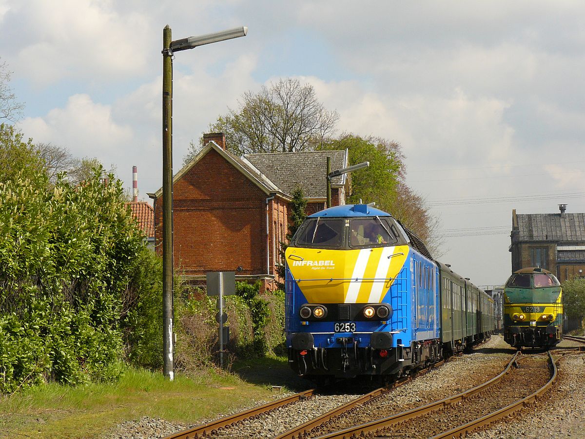 NMBS Diesellok 6253 und 6219 mit M2-Wagen. Sonderfahrt Museumsverein PFT/TSP. Langerbrugge 05-04-2014. 

NMBS diesellocomotieven 6253 en 6219 met M2-rijtuigen gefotografeerd tijdens rondrit van de TSP  Hulde aan de reeks 62 . Langerbrugge 05-04-2014.