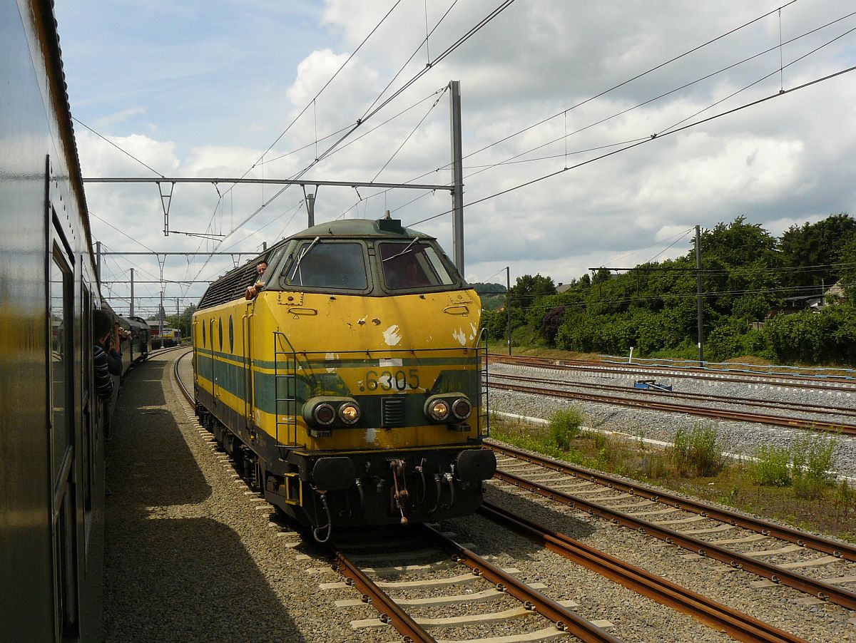 NMBS Diesellok 6305 Rangierabhnhof Ronet, Belgien 23-06-2012.

NMBS dieselloc 6305 vormingstation Ronet, Belgi� 23-06-2012.