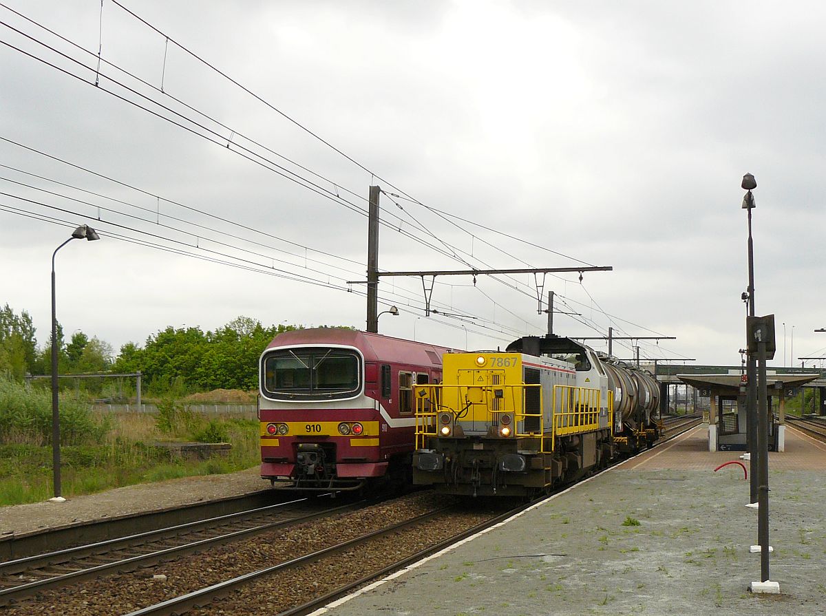 NMBS Diesellok 7867 Antwerpen Noorderdokken 10-05-2013.

NMBS dieselloc 7867 Antwerpen Noorderdokken 10-05-2013.