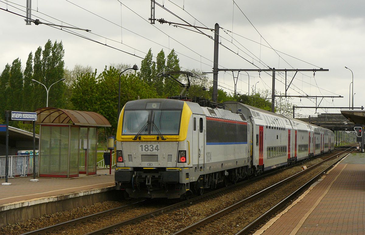 NMBS Lok 1834 mit M6 Wagen. Antwerpen Noorderdokken 10-05-2013.

NMBS locomotief 1834 met M6 dubbeldeksrijtuigen. Antwerpen Noorderdokken 10-05-2013.