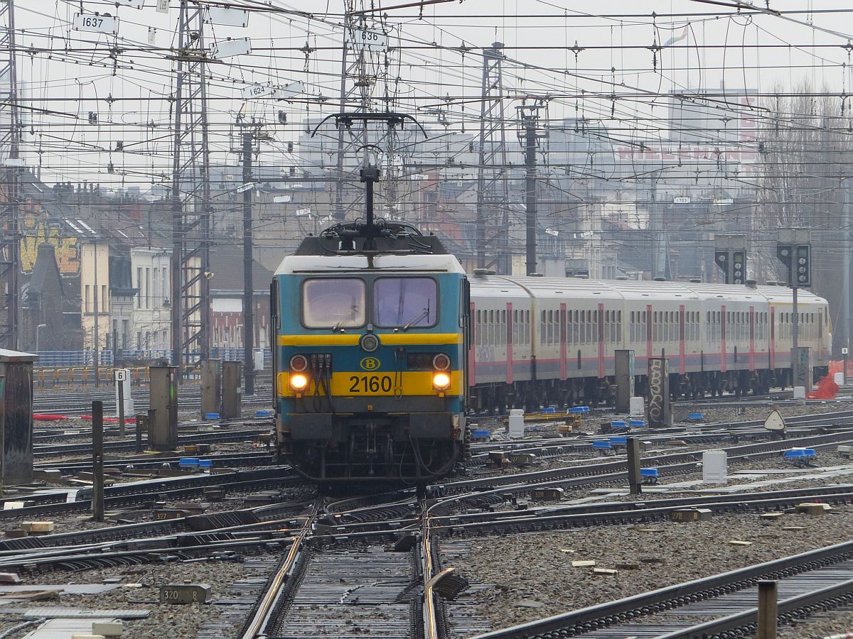 NMBS Lok 2160 Brussel Zuid 22-03-2018.

NMBS loc 2160 Brussel Zuid 22-03-2018.