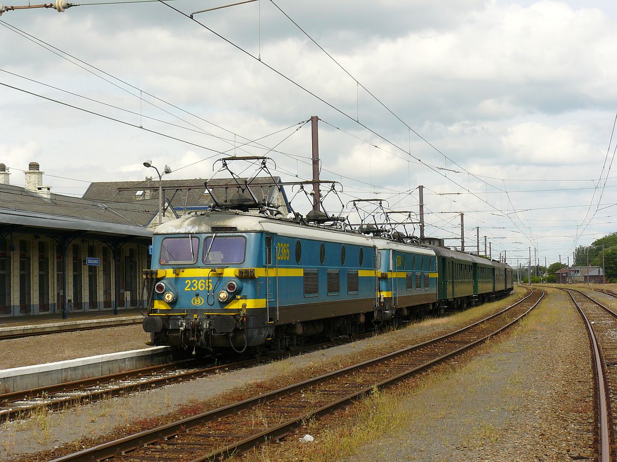 NMBS Lok 2364 und 2365 mit WAgen Bauart K1. Abschied reeks 23 (Baureihe23). Erquelinnes, 23-06-2012. 

NMBS locomotieven 2364 en 2365 met K1 rijtuigen tijdens de afscheidsrit van de reeks 23 georganiseerd door de TSP. Erquelinnes, 23-06-2012.