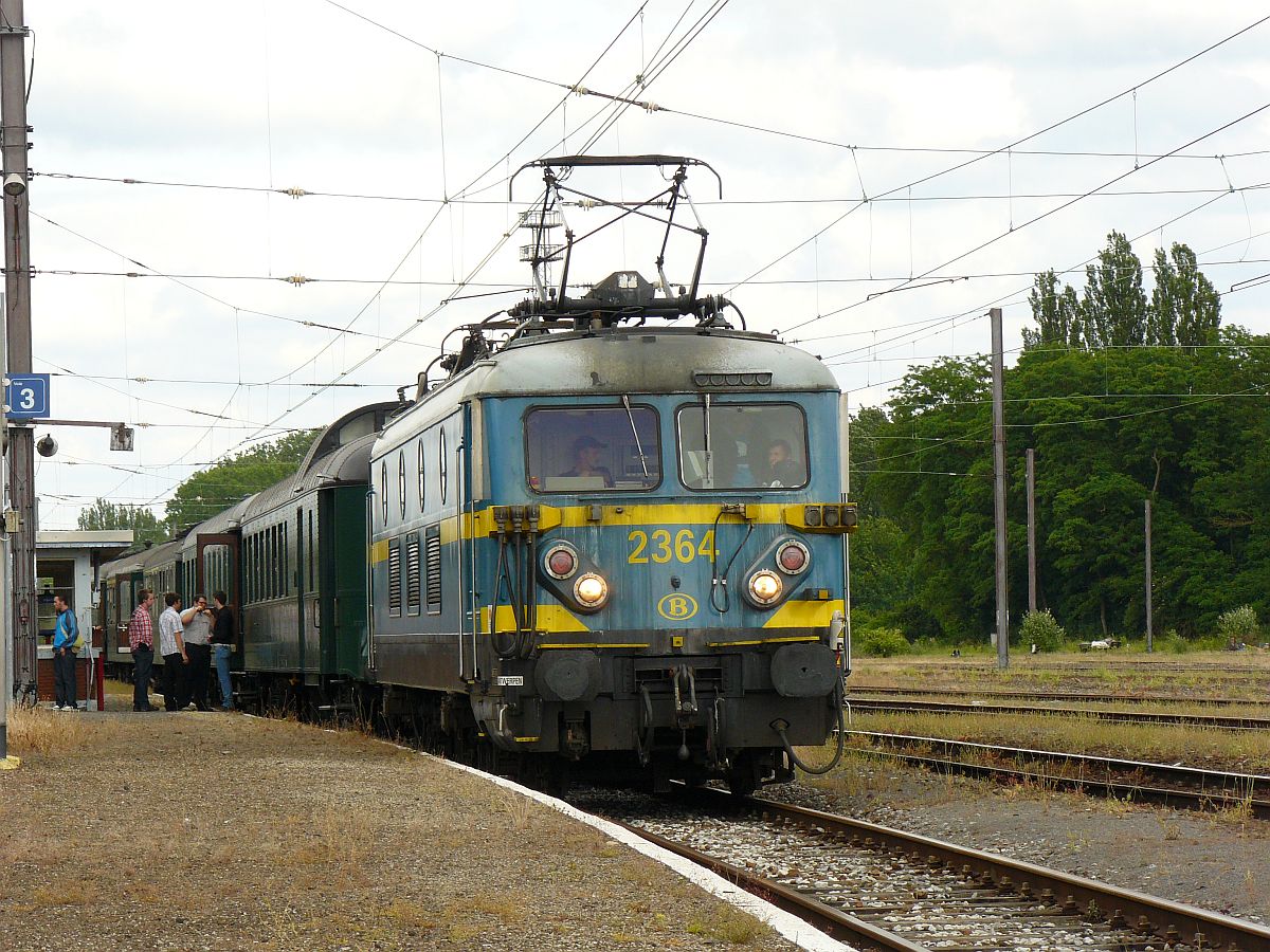 NMBS Lok 2364 mit Wagen Bauart K1. Abschied reeks 23 (Baureihe23). Erquelinnes, 23-06-2012. 

NMBS locomotief 2364 met K1 rijtuigen tijdens de afscheidsrit van de reeks 23 georganiseerd door de TSP. Erquelinnes, 23-06-2012.