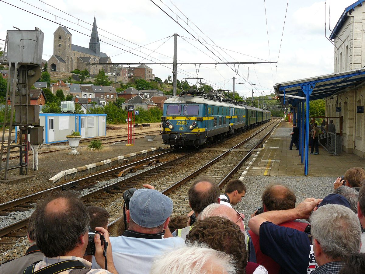NMBS Lok 2365 und 2364 mit WAgen Bauart K1. Abschied reeks 23 (Baureihe23). Lobbes, 23-06-2012. 

NMBS locomotieven 2365 en 2364 met K1 rijtuigen tijdens de afscheidsrit van de reeks 23 georganiseerd door de TSP. Lobbes, 23-06-2012.