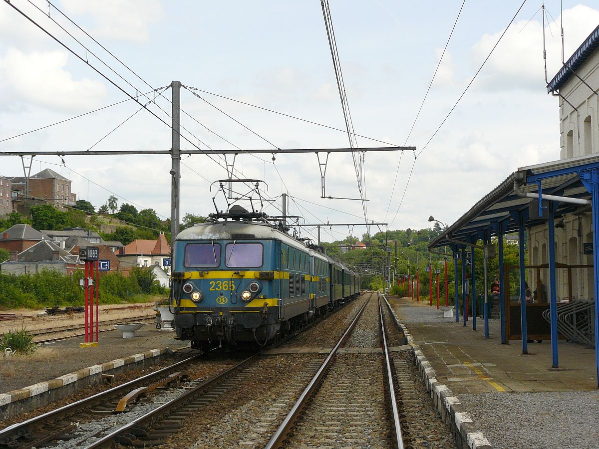 NMBS Lok 2365 und 2364 mit WAgen Bauart K1. Abschied reeks 23 (Baureihe23). Lobbes, 23-06-2012. 

NMBS locomotieven 2365 en 2364 met K1 rijtuigen tijdens de afscheidsrit van de reeks 23 georganiseerd door de TSP. Lobbes, 23-06-2012.