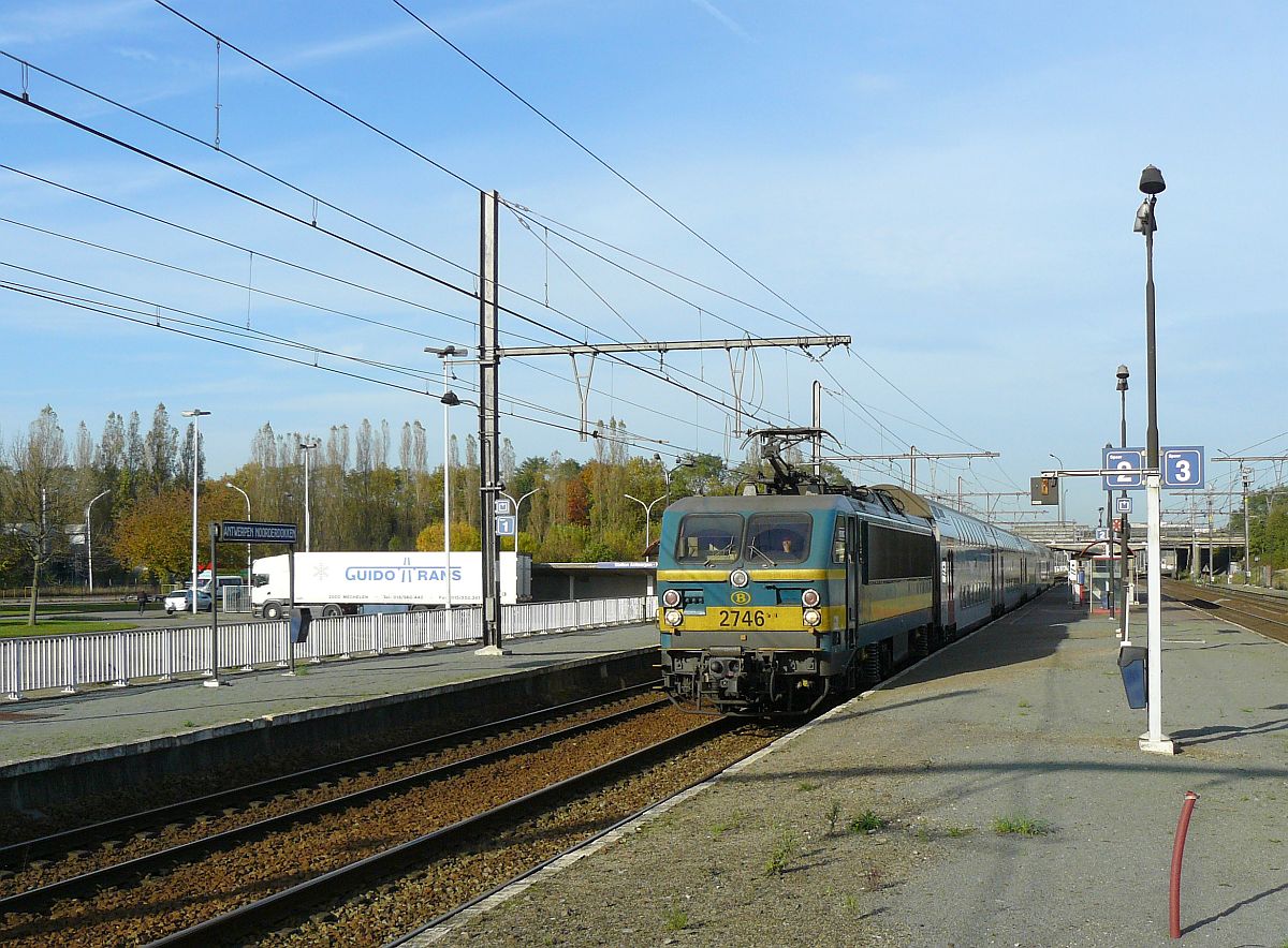 NMBS Lok 2746 mit M6 Wagen. Antwerpen Noorderdokken 31-10-2014.

NMBS locomotief 2746 met M6 rijtuigen. Antwerpen Noorderdokken 31-10-2014.