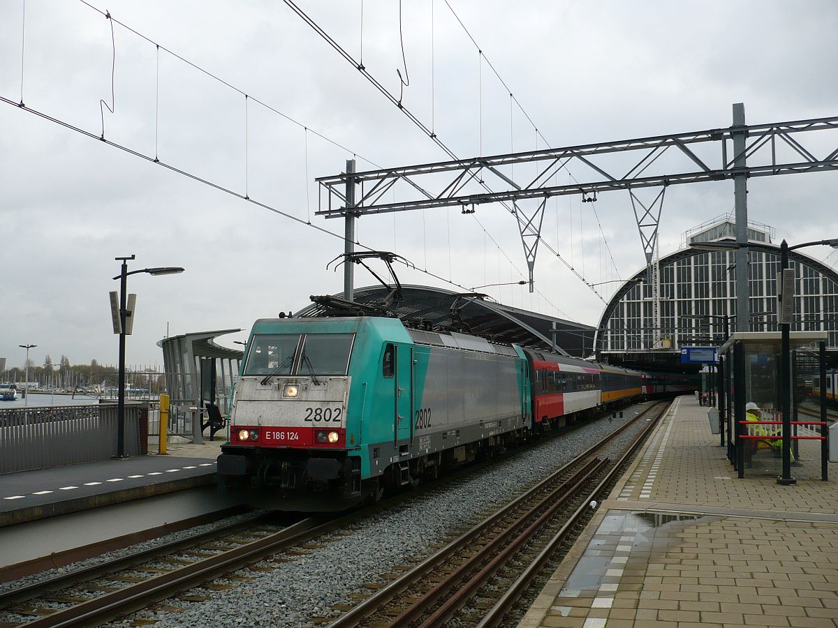 NMBS Lok 2802 mit Intercity nach Br�ssel. Gleis 15 Amsterdam Centraal Station 11-11-2015.

NMBS loc 2802 met een intercity trein naar Brussel. Spoor 15 Amsterdam centraal station 11-11-2015.