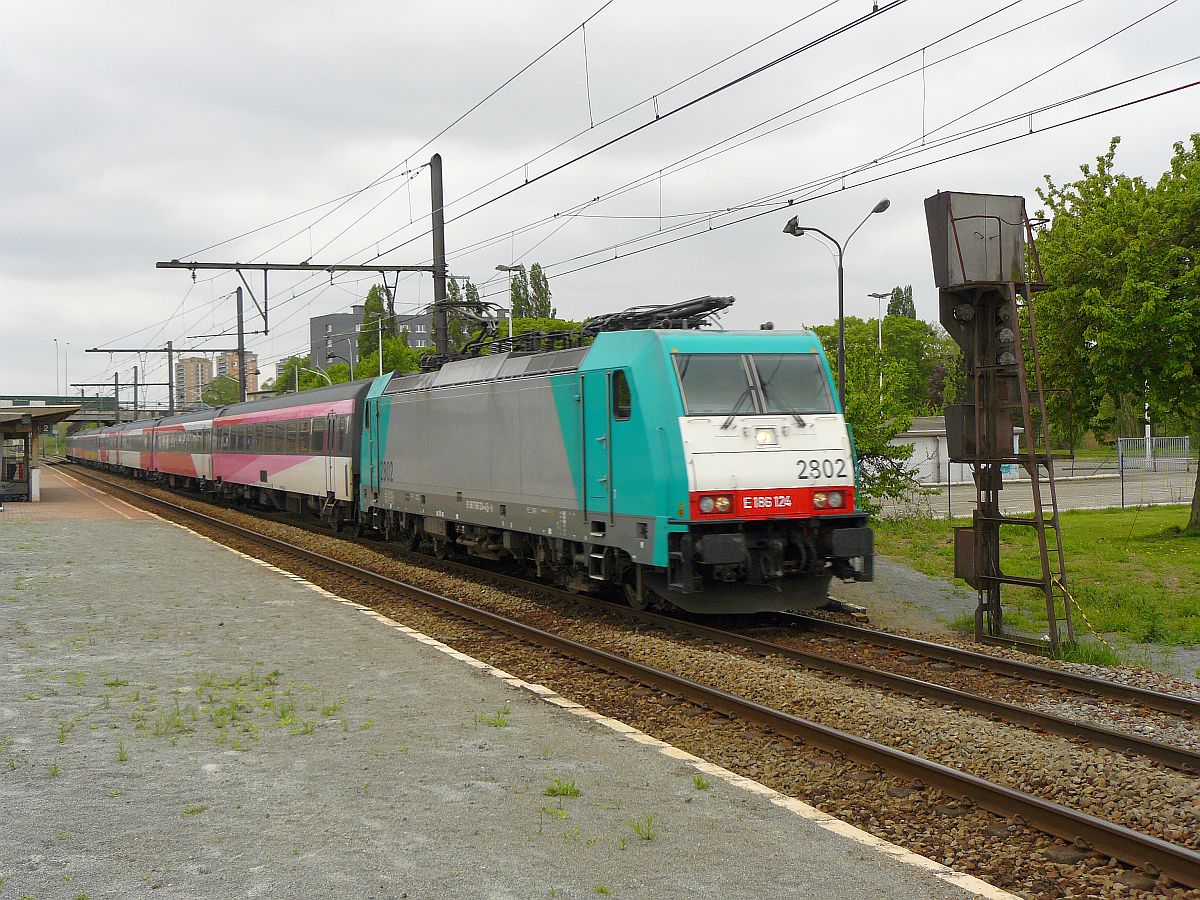 NMBS Lok 2802 mit NS ICR Wagen Intercity nach Roosendaal und Amsterdam (NL). Antwerpen Noorderdokken 10-05-2013.

NMBS locomotief 2802 met NS ICR rijtuigen als Beneluxtrein richting Roosendaal. Antwerpen Noorderdokken 10-05-2013.