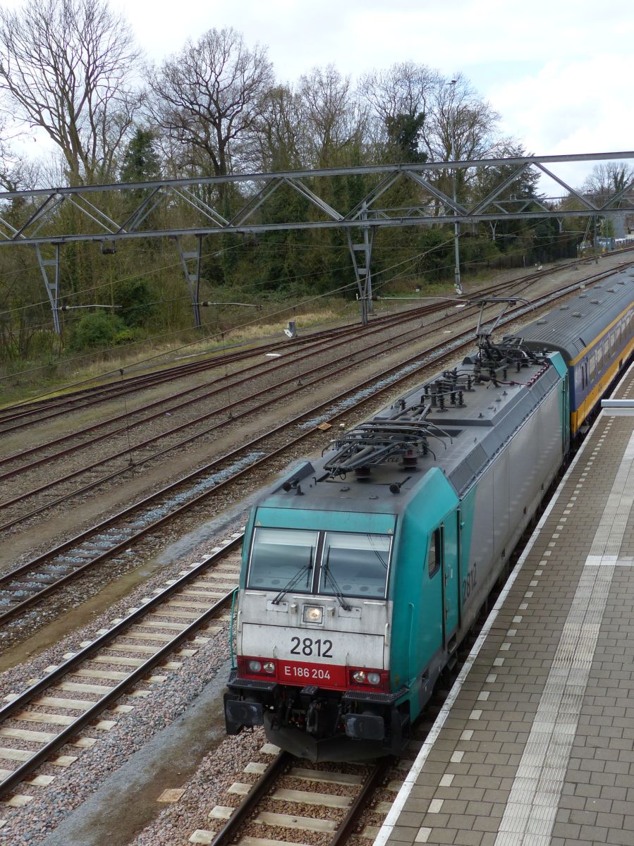 NMBS Lok 2812 mit Intercity von Amsterdam nach Br�ssel. Gleis 5 Dordrecht, Niederlande 07-04-2016.

NMBS loc 2812 met intercity van Amsterdam naar Brussel. Spoor 5 Dordrecht 07-04-2016.