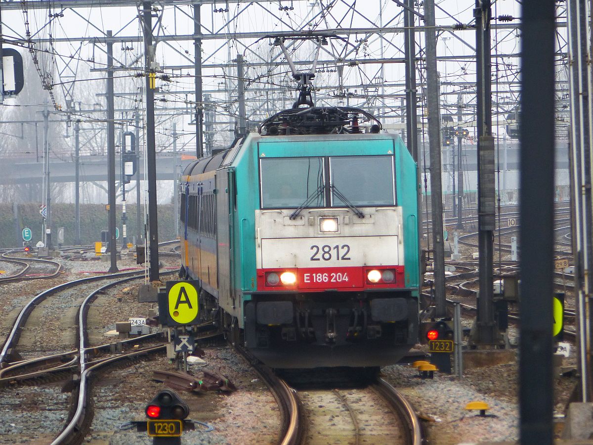 NMBS Lok 2812 mit Intercity nach Br�ssel. Dordrecht, Niederlande 16-02-2017.

NMBS elektrische loc 2812 met intercity naar Brussel Dordrecht, Nederland 16-02-2017.
