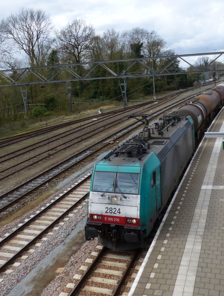 NMBS Lok 2824 mit G�terzug. Gleis 5 Dordrecht, Niederlande 07-04-2016.

NMBS loc 2824 met een goederentrein. Spoor 5 Dordrecht, Nederland 07-04-2016.
