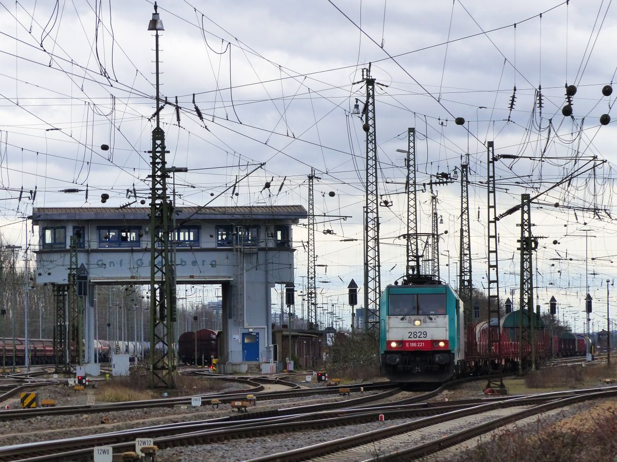 NMBS Lok 2829 Rangierbahnhof Kln Gremberg bei Gremberg Gnf (Gremberg Nord Fahrdienstleitung) Kln, Deutschland 08-03-2018.


NMBS loc 2829 rangeerstation Keulen Gremberg bij seinhuis Gremberg Gnf (Gremberg Nord Fahrdienstleitung) Keulen, Duitsland 08-03-2018.