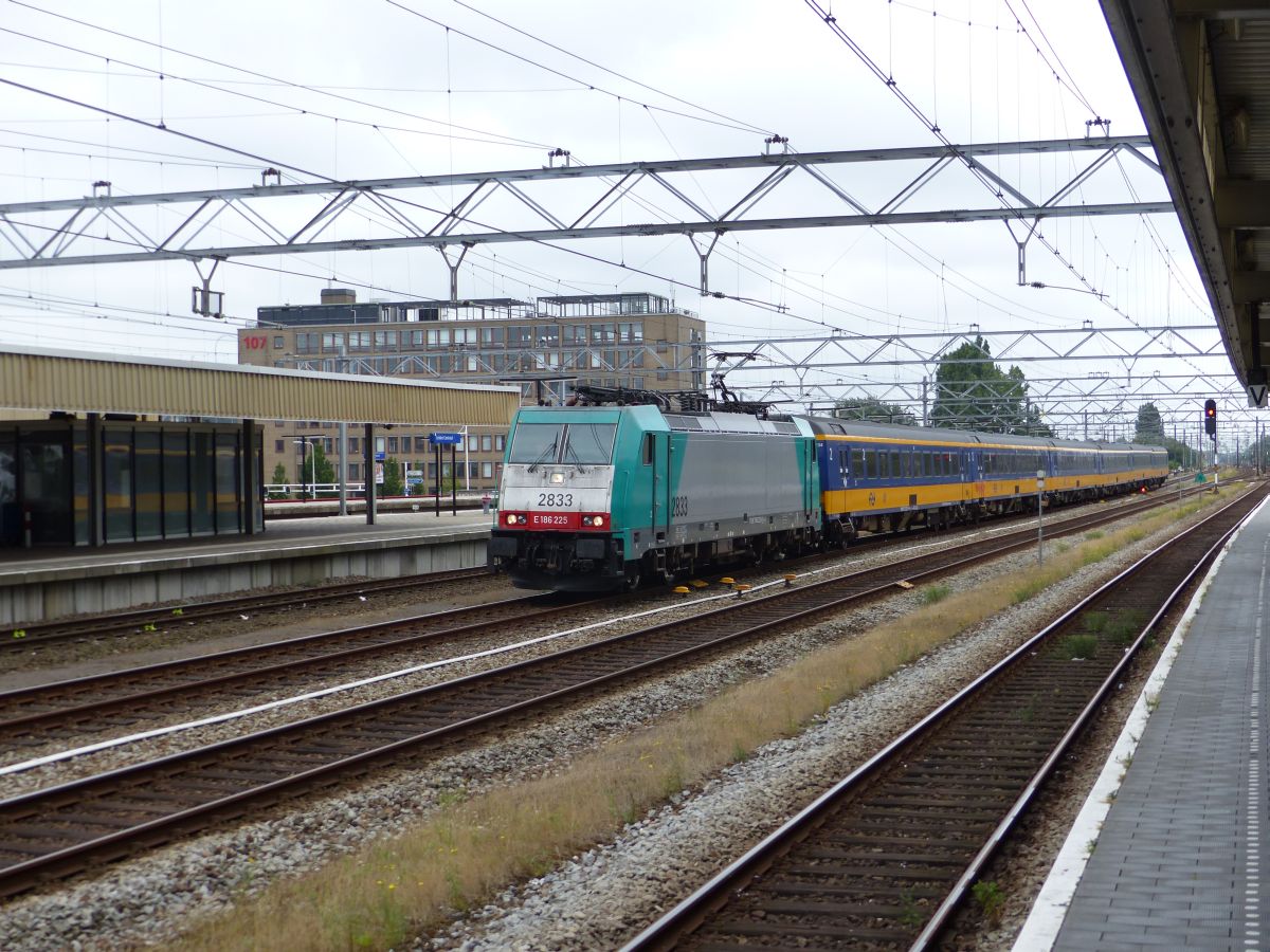 NMBS Lok 2833 mit tD-Zug aus Br�ssel. Gleis 6 Leiden Centraal Station, Niederlande 16-07-2016.

NMBS loc 2833 met trein uit Brussel. Spoor 6 Leiden Centraal Station, Nederland 16-07-2016.