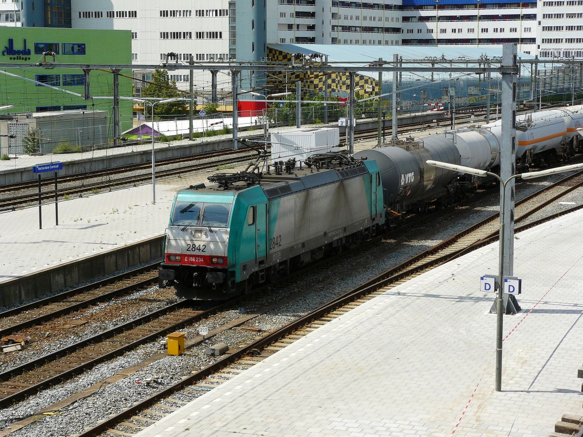 NMBS Lok 2842 Gleis 5 Rotterdam Centraal Station, Niederlande 20-07-2011.

NMBS loc 2842 spoor 5 Rotterdam CS, Nederland 20-07-2011.