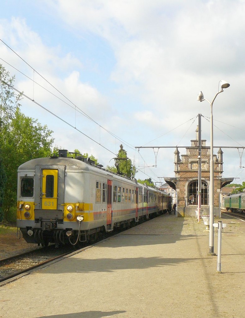 NMBS MS66 TW 631 in Binche 23-06-2012.

NMBS MS66 treinstel 631 in Binche 23-06-2012.