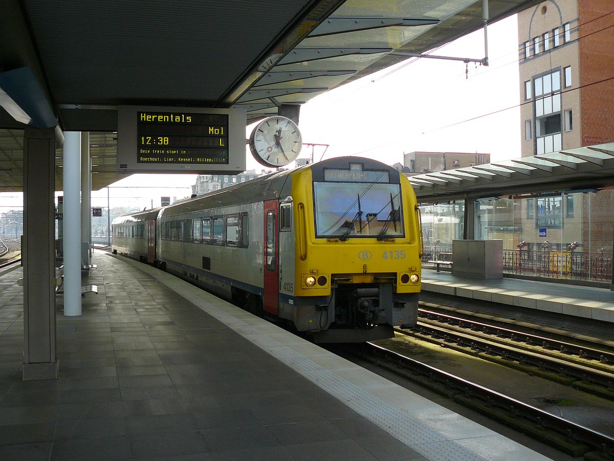 NMBS MW41 Tw 4135 Einfahrt Gleis 2 Antwerpen Centraal 31-10-2014.

NMBS MW41 dieseltreinstel 4135 aankomst spoor 2 Antwerpen Centraal 31-10-2014.