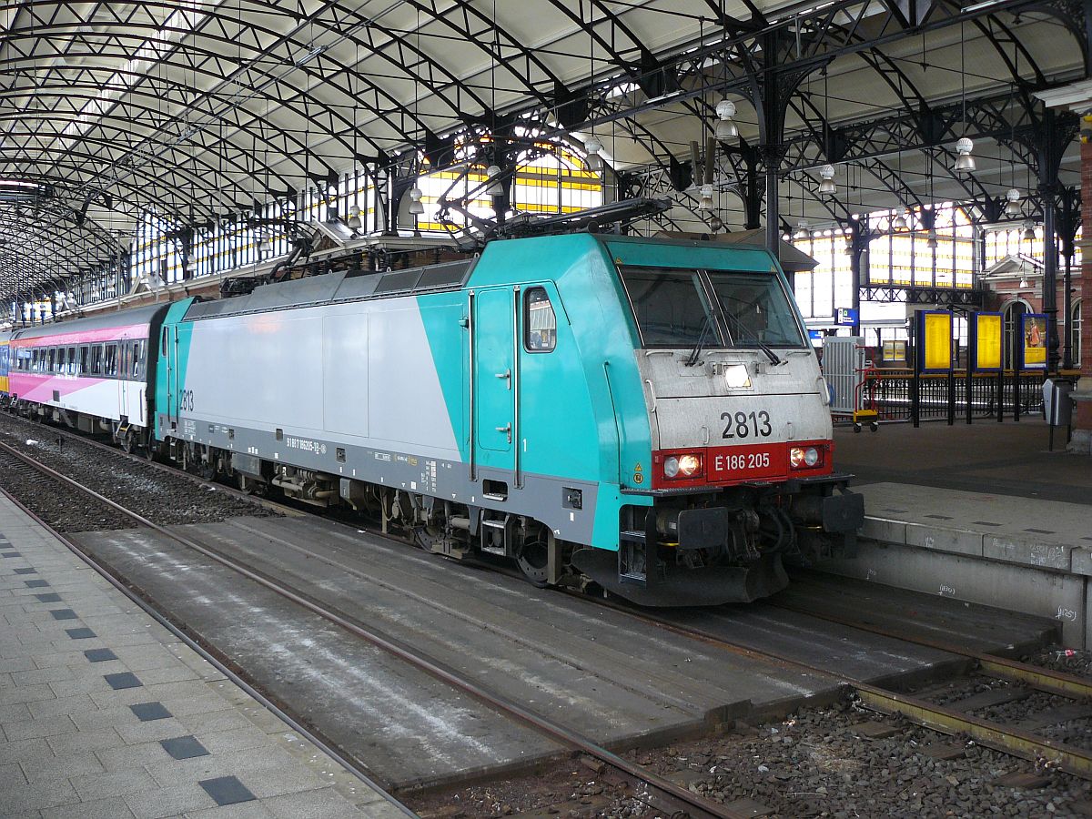 NMBS TRAXX Lok 2813 Gleis 4 Den Haag Hollands Spoor, Niederlande 20-07-2014.

NMBS TRAXX locomtief 2813 met trein uit Brussel op spoor 4 Den Haag Hollands Spoor 20-07-2014.