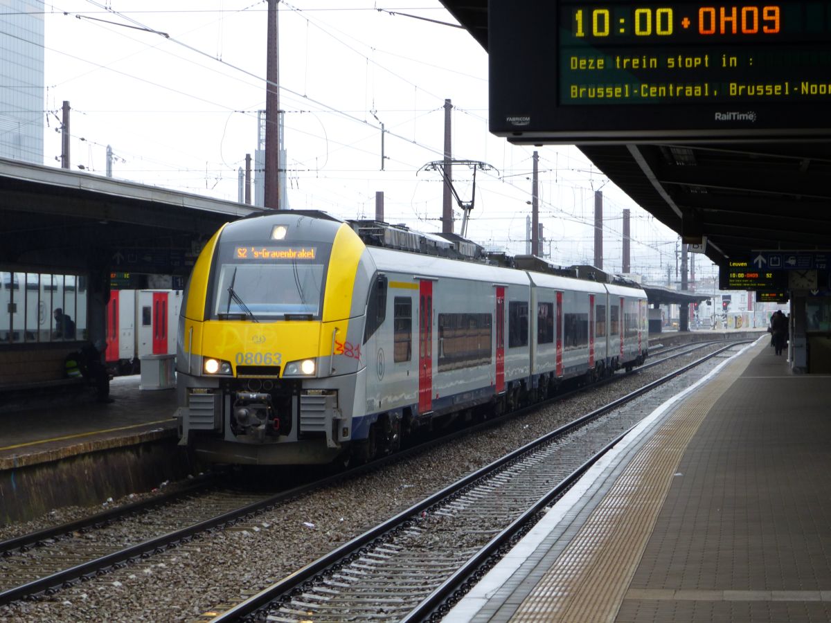 NMBS TW 08 063 Bauart MS08 Brussel Zuid 22-03-2018.

NMBS MS08 treinstel 08 063 Brussel Zuid 22-03-2018.