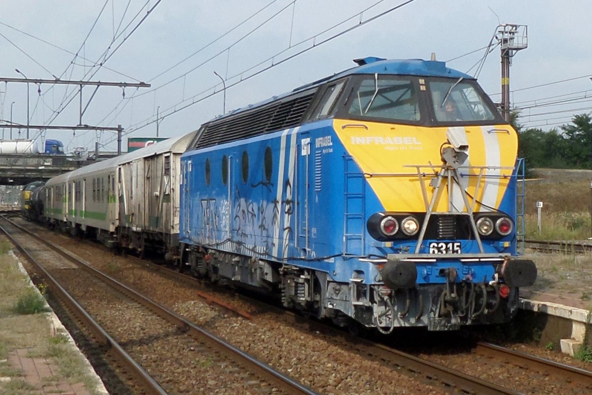 NMBS/WeedFree 6315 mit Unkrautkontrollezug durchfahrt am 3 September 2016 Antwerpen-Luchtbal.