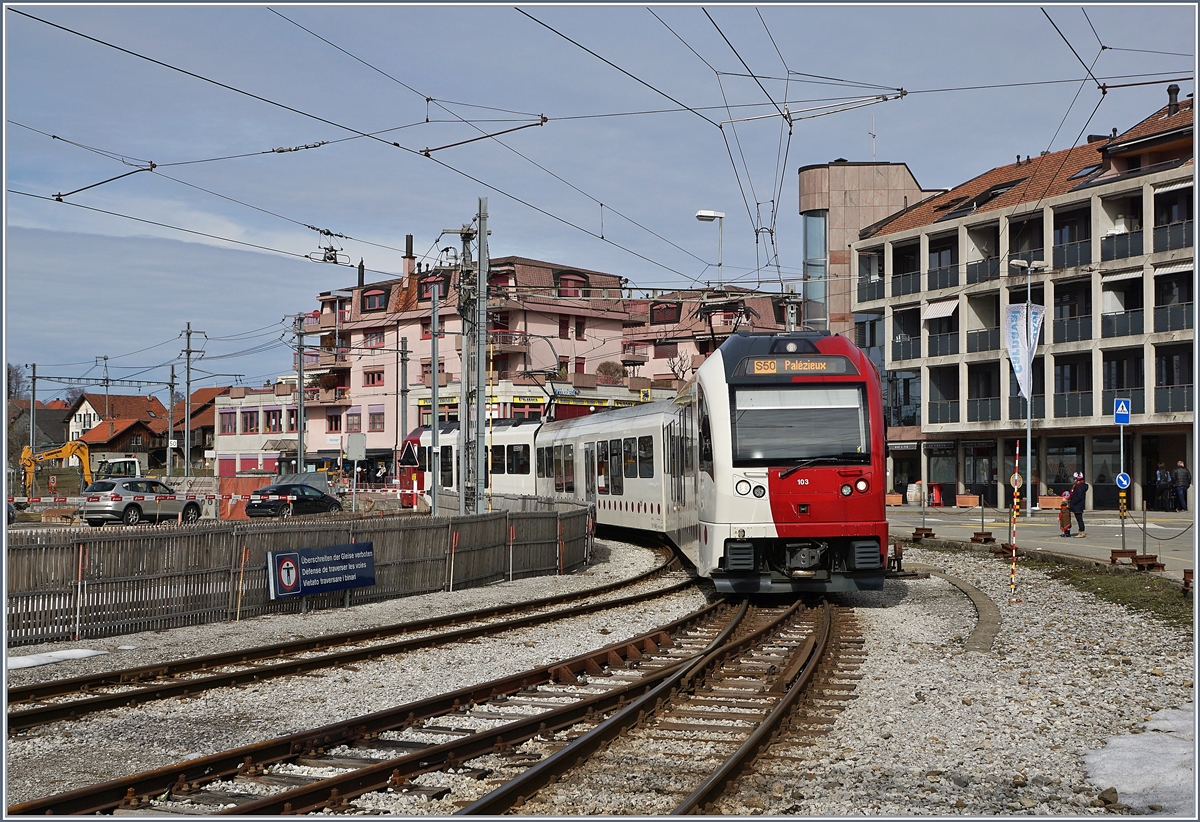 Noch bis zum 19. Oktober 2019 erreichen die Züge von Bulle her den Bahnhof von Châtel St-Denis, doch der auf dem Bild zu sehende TPF SURF ist einer der letzten Züge, welcher den  alten  Bahnhof von Châtel St-Denis in Richtung Palézieux verlassen wird, am folgend Tag wurde die Linine auf SEV umgestellt um sie an den zu fertig zu stellenden Durchgangsbahnhof anzuschliessen.

3. März 2019