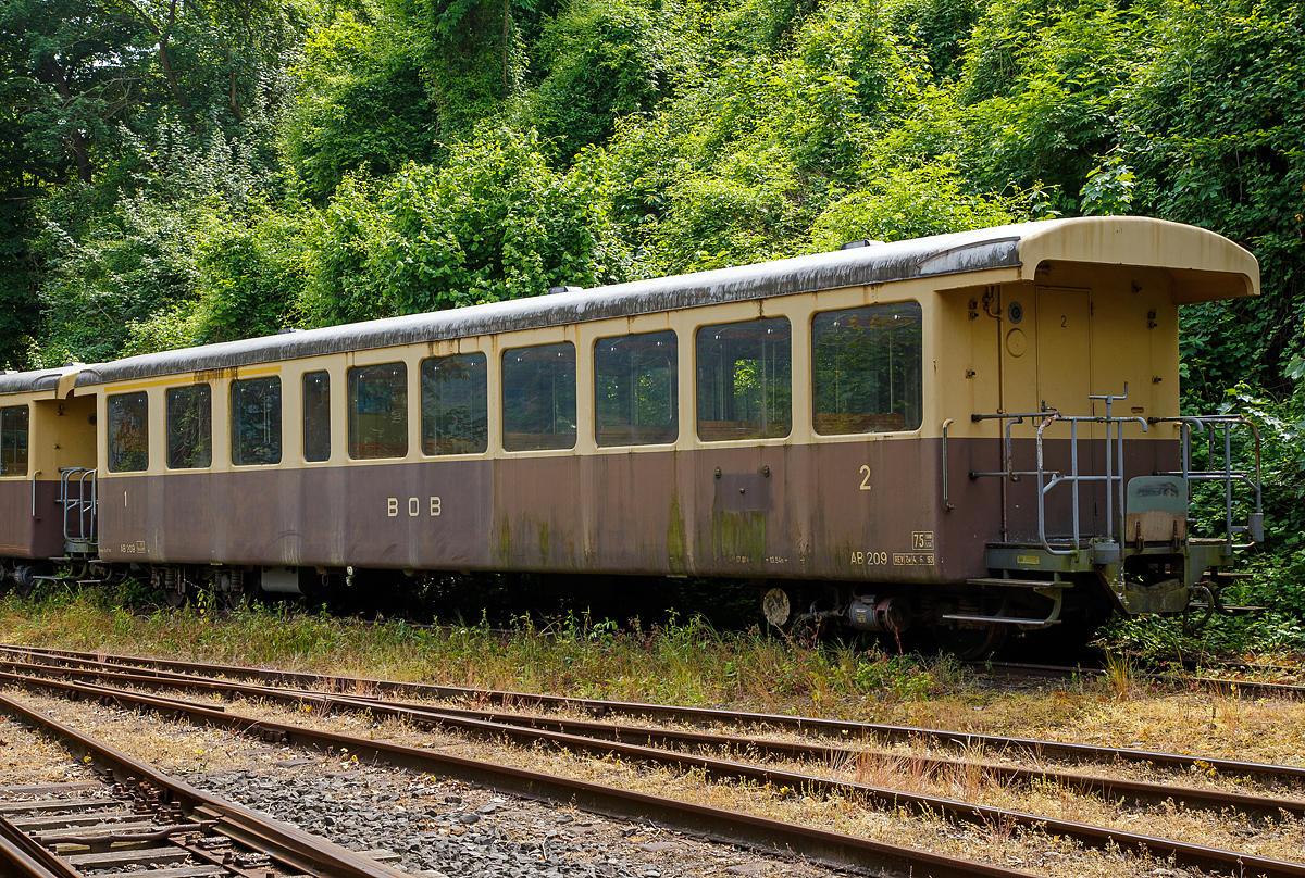 
Noch in der BOB Farbgebung (2015)...
Der ehemalige 1./2. Klasse Schmalspur-Personenwagen BOB AB 209, ex BOB BC4 209, der Gattung KAB4i, der Brohltalbahn, am 24.05.2015 im Bahnhof Brohl BE.

Der Leichtstahlwagen mit offenen Plattformen wurde 1956 von SIG (Schweizerische Industrie-Gesellschaft) für die BOB (Berner Oberland Bahn) gebaut und als BOB BC 205 geliefert.

Zwischen 1951 und 1956 lieferte die Schweizerische Industrie Gesellschaft (SIG) der BOB 12 Plattform-Personenwagen der Gattungen BC4 und C4. Die Wagen hatte ein WC in der Wagenmitte eingebaut, hingegen wurde die Plattform offen ausgeführt, also auf Türen und Stirnwand verzichtet. Schon nach kurzer Zeit wurden die Wagen in AB und B umbezeichnet. Über 40 Jahre verkehrten diese ansprechenden Wagen auf den Strecken der BOB, zeitweise sogar in direkten Zügen der Brünigbahn von Luzern nach Grindelwald/Lauterbrunnen. Seit den 90er-Jahren wurden einige Wagen aus dem Betrieb genommen. Ab dem Jahr 2000 wurden alle Wagen verkauft, sieben gingen zur Brohltalbahn (33–39) nach Deutschland und fünf zur CFBS (Chemin de Fer de la Baie de Somme) nach Frankreich.

TECHNISCHE DATEN:
Spurweite: 1.000 mm (Meterspur)
Anzahl der Achsen: 4
Länge über Puffer: 17.010 mm
Drehzapfenabstand: 13.540 mm
Eigengewicht: 14 t
Sitzplätze: 66 (18 in der 1. Klasse und 48 in der 2. Klasse)
Höchstgeschwindigkeit: 75 km/h (bei der BOB, auch SBB/LSE)
Zugelassen für Steilstrecke (50 ‰ bei der Bohltalbahn)
Bremse: O-P
