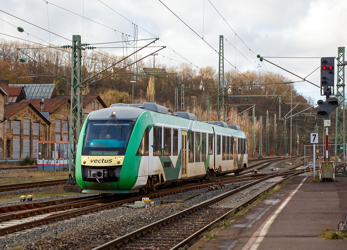 
Noch in der Farbgebung der vectus Verkehrgesellschaft.... 
Der Dieseltriebzug VT 257 (95 80 0648 157-5 D-HEB / 95 80 0648 657-4 D-HEB) ein Alstom Coradia LINT 41 der HLB (Hessische Landesbahn), ex Vectus VT 257, fährt am 10.01.2016, als RB 90   Westerwald-Sieg-Bahn   (Westerburg - Altenkirchen - Au/Sieg - Betzdorf - Siegen) Umlauf HLB 61722, in den Bahnhof/Sieg ein. 