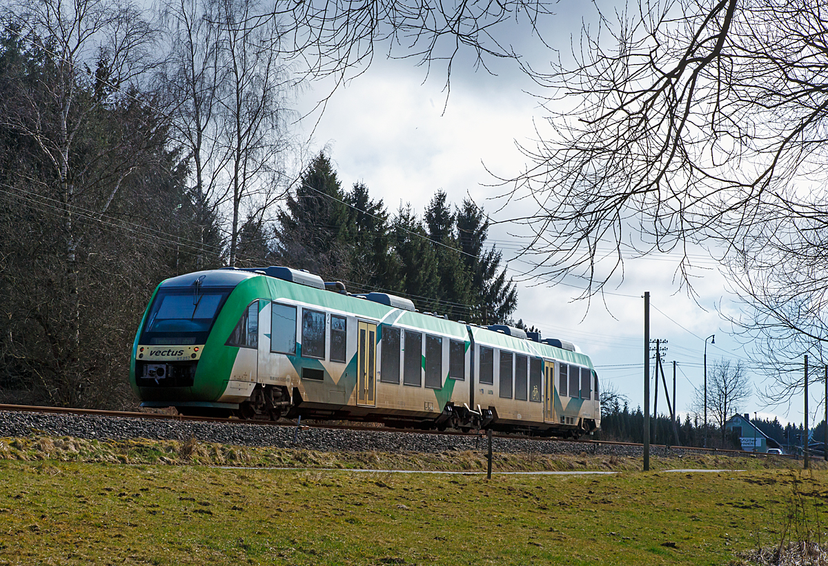 
Noch in Farbgebung der vectus, der VT 252 (95 80 0648 152-6 D-HEB / 95 80 0648 652-5 D-HEB) ein Alstom Coradia LINT 41 der HLB Hessenbahn GmbH fährt am 22.03.2015, als RB 90  Oberwesterwaldbahn  Au(Sieg)-Altenkirchen-Hachenburg-Westerburg-Limburg(Lahn), und erreicht gleich den Haltepunkt Rotenhain.

Der Alstom Coradia LINT 41 wurde 2004 von Alstom (vormals Linke-Hofmann-Busch GmbH (LHB)) in Salzgitter unter der Fabriknummer 1188-002 gebaut und an die vetus geliefert.