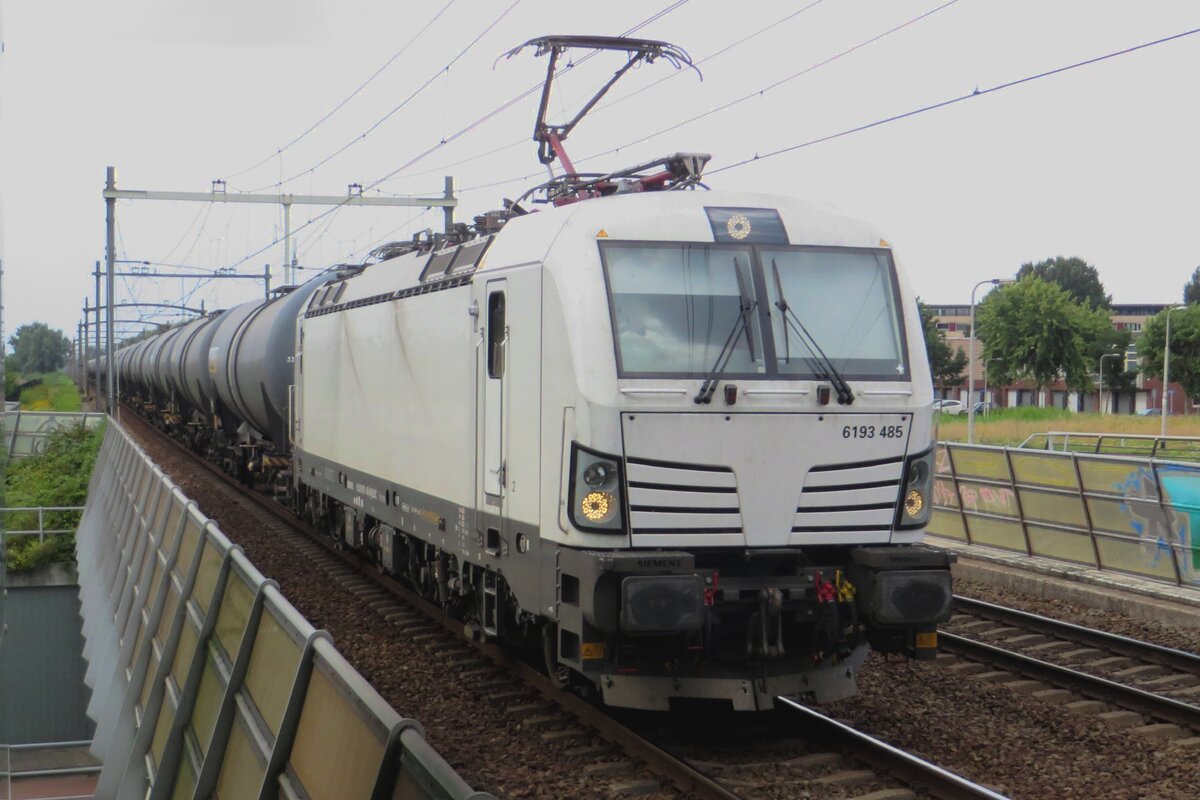 Noch kahler RTB 193 485 schleppt ein Millet-Kesselwagenzug durch Tilburg-Reeshof am 4 Augustus 2021, wann die Sonne ausgeht.