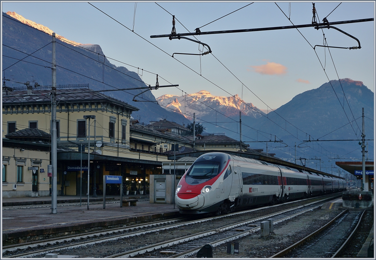 Noch liegt das weite Tal im Schatten, doch schon erhaschen die hohen Berggipfel erste Sonnenstrahlen, als in Domodossola ein SBB ETR 610 (RABDe 503) als EC 35 mit dem Ziel Milano zur Abfahrt breit steht.
7. Jan. 2017