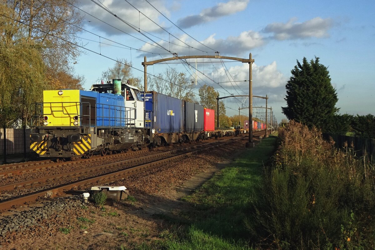 Noch mit blau: CapTrain 5001375 zieht ein KLV durch Hulten am 4 November 2020.