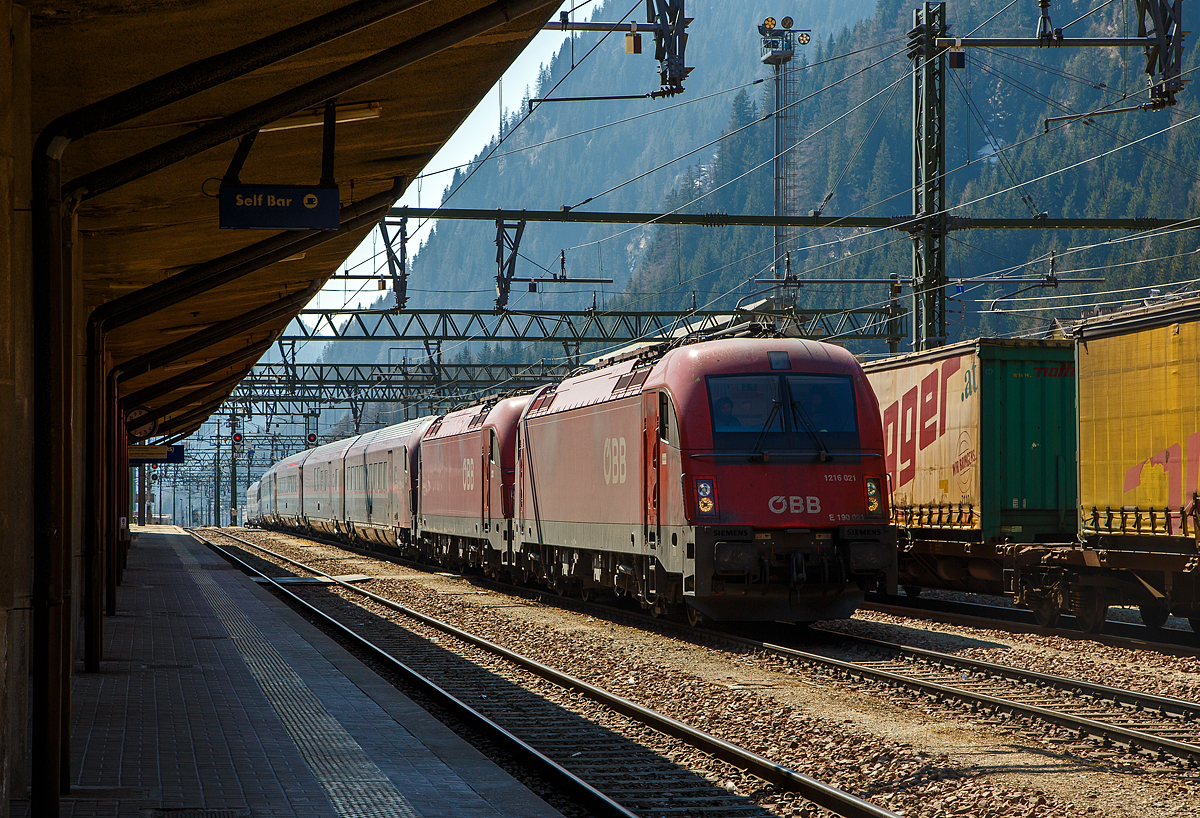 Noch sind die Stromabnehmer unten und die Loks rollen mit dem Zug stromlos weiter in den Bahnhof Brenner /Brennero ....
Noch sind die Stromabnehmer unten und die Loks rollen mit dem Zug stromlos weiter in den Bahnhof Brenner /Brennero ....
Die beiden BB Taurus III, die BB 1216 021/ E 190 021 (91 81 1216 021-6 A-BB) und die BB 1216 003 / E 190 003 (91 81 1216 003-4 A-BB) erreichen am 28.03.2022, mit einem BB-Railjet-Leerzug, den Bahnhof Brenner /Brennero. Vermutlich war der Leerzug ein Schadzug, da die Loks vor dem Steuerwagen hingen. 
