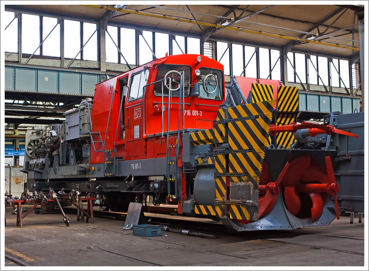 Noch zerlegt und in  der Revision.....
Die selbstfahrende Schneeschleuder 716 001-3 der DB Netz AG steht am 24.08.2013, in den Hallen im Dampflokwerk Meiningen (DLW).

Weitere Informationen zu diesen Schneeschleudern siehe: http://hellertal.startbilder.de/name/einzelbild/number/291780/kategorie/Deutschland~Unternehmen~DB+Netz+AG.html