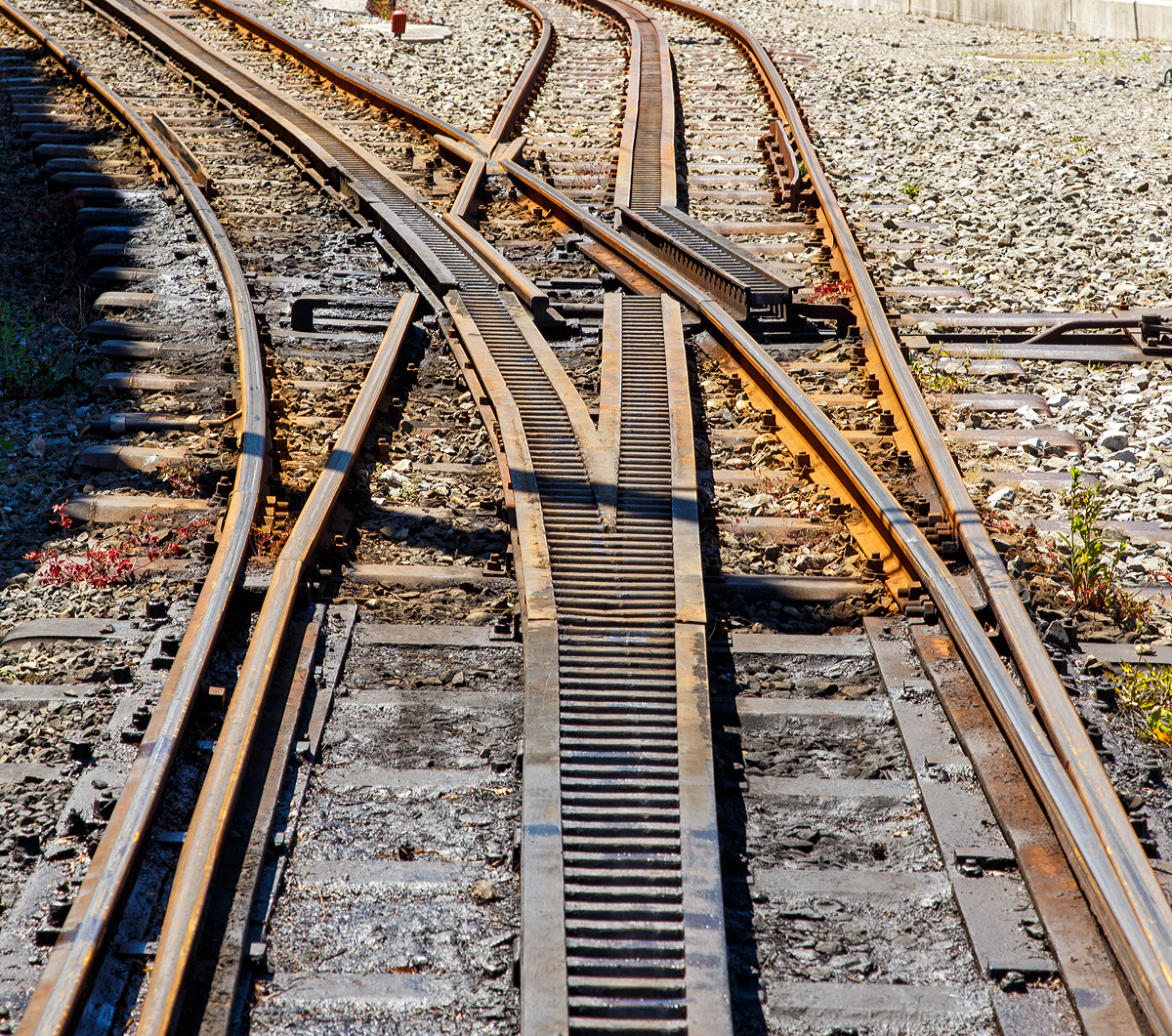 
Nochmal im Detail die konventionelle Zahnstangen- Zungenweichen (Zahnstangensystem Riggenbach) durchgehend mit Riggenbach-Zahnstange versehene Weiche der Rigi-Bahnen beim Depot Arth-Goldau am 23.06.2016.
Hier sieht man deutlich die verschiebbaren Zahnstangen und Gleiselemente.
