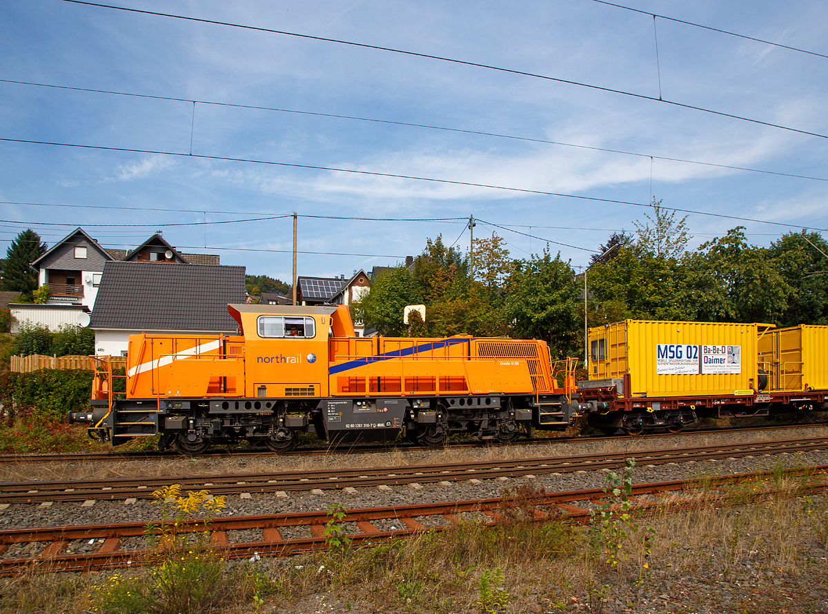 Nochmal von der Seite....
Die 261 310-7 (92 80 1261 310-7 D-NRAIL) der northrail fhrt am 03.09.2016 mit dem MSG 02 Mobile Spleinrichtung fr Gleisentwsserungsanlagen der Ba-Be-D Daimer GmbH durch Mudersbach/Sieg in Richtung Kln.

Die Voith Gravita 10 BB wurde 2012 von Voith in Kiel unter der Fabriknummer L04-10011 fr die northrail GmbH in Hamburg gebaut.