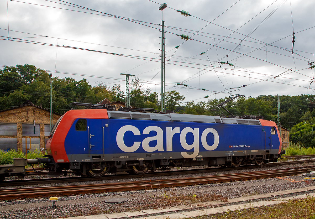 Nochmal von der Seite....
Die an die DB Cargo Deutschland AG vermietete Re 482 016-3 (91 85 4482 016-3 CH-SBBC) der SBB Cargo AG fährt am 20.08.2021 mit einem Container-Zug durch Betzdorf/Sieg in Richtung Köln.

Die TRAXX F140 AC1 wurde 2003 von Bombardier in Kassel unter der Fabriknummer  33565 gebaut und an die SBB Cargo AG geliefert. Sie hat die Zulassungen und Zugbeeinflussungssysteme für die Schweiz und Deutschland. Zurzeit ist sie an die DB Cargo vermietet.